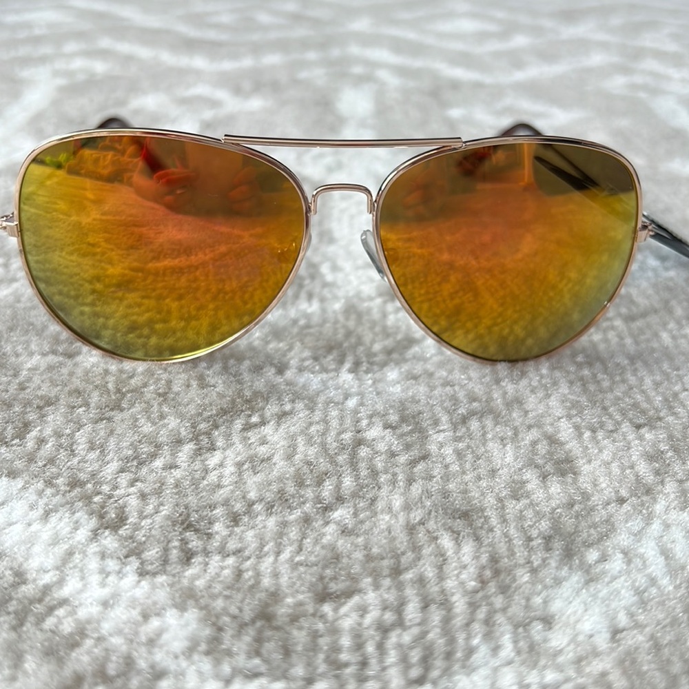New York & company avatar sunglasses new with tag.